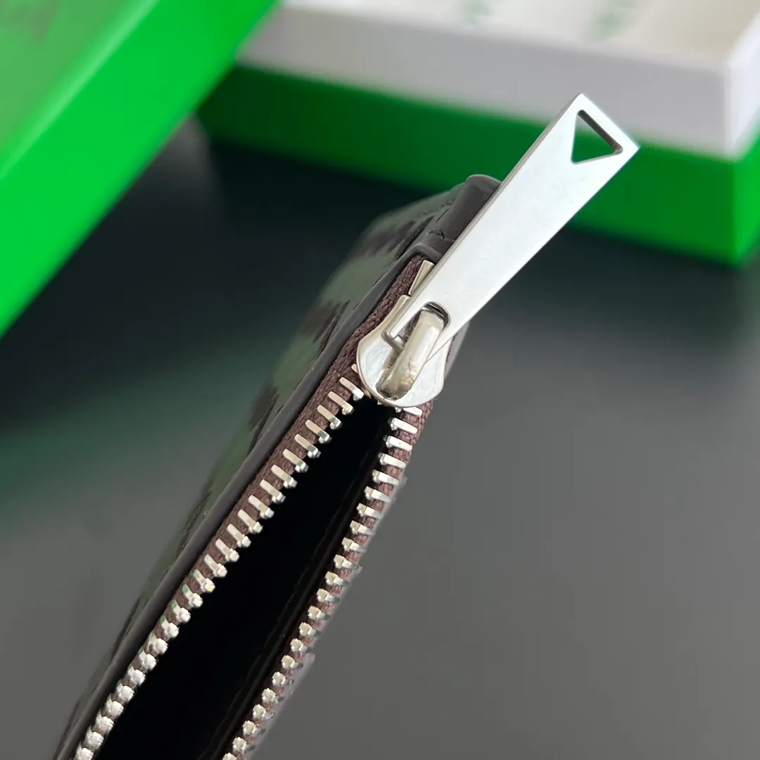 BV’s new 805827 vertical zipper card holder 🎈 The classic small woven work that I miss 0.7 is back. It’s really very design-friendly. The calfskin texture is high-end. It’s carefully designed with five card slots and a central compartment. You can also put cash in for daily use. You deserve to have such an thoughtful design. Size: 12*7*0.5 layers cm P540